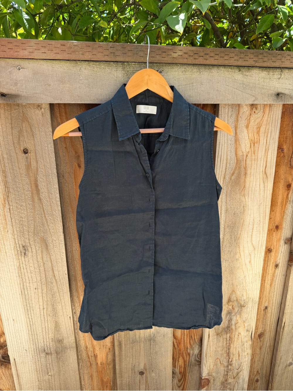 Uniqlo Sleeveless Collared Button-Front Top - Black